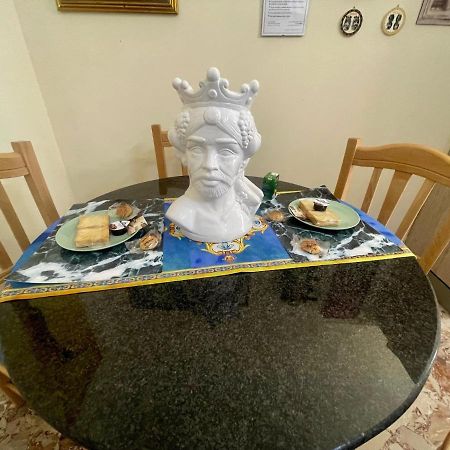 Maya'S Apartment Close To Ballaro Market And Central Station Palermo Esterno foto