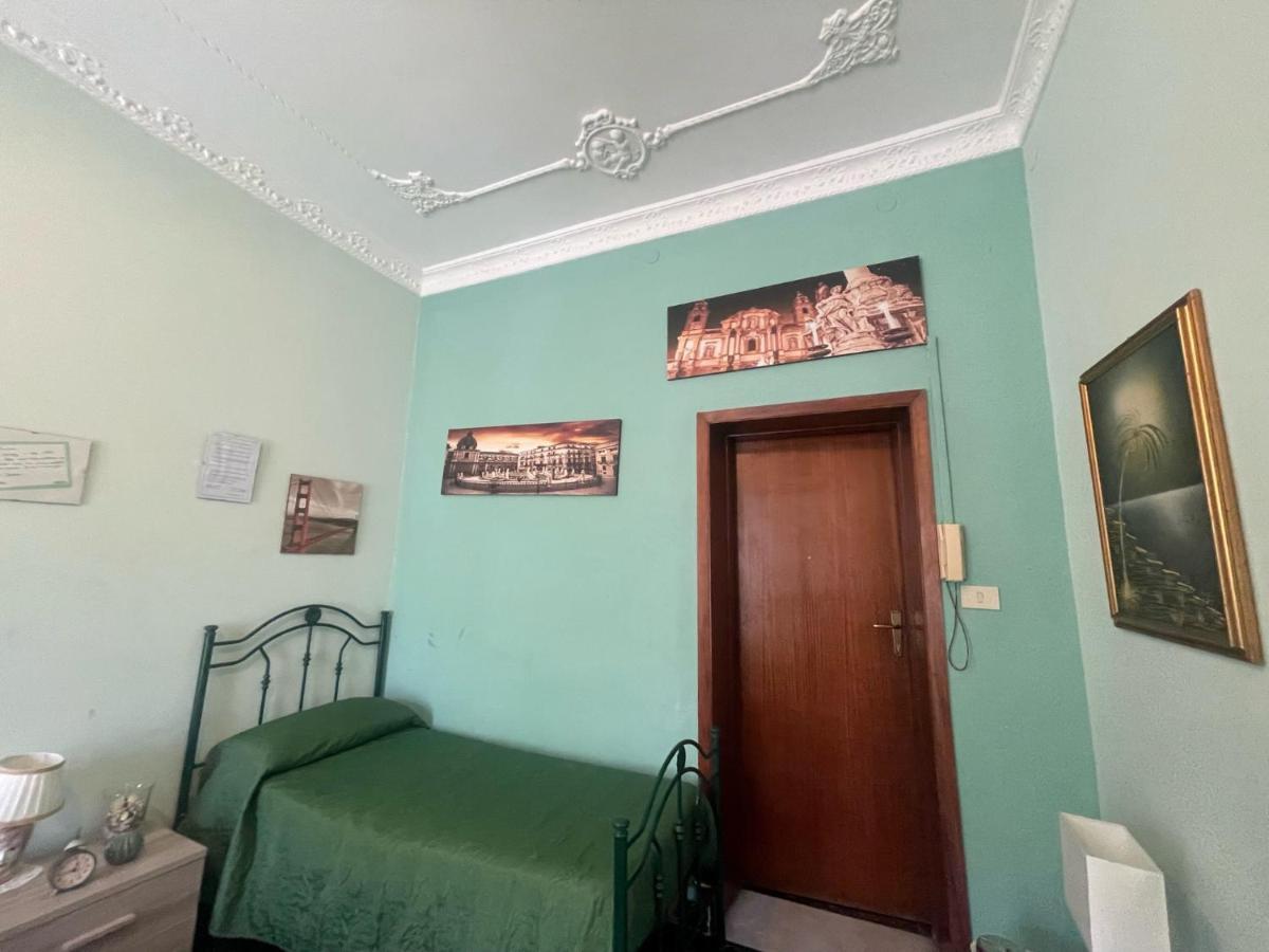 Maya'S Apartment Close To Ballaro Market And Central Station Palermo Esterno foto